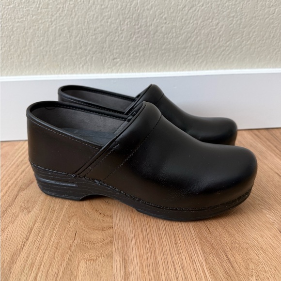 Dansko $145 Professional Clog Black Leather Women's Size 39US 8.5-9